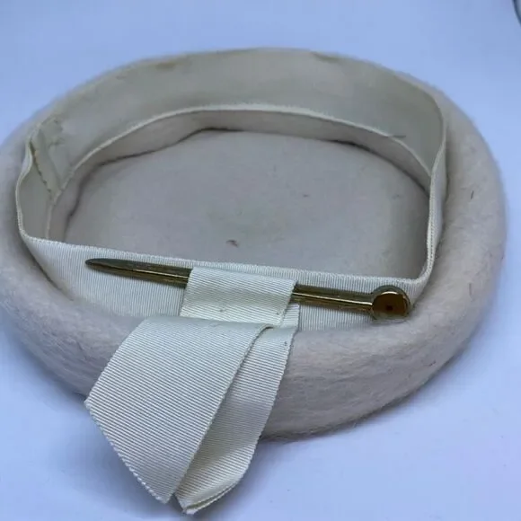 Vintage 1950's Llamasene Cream Hat & Faux Hat Pin - Picture 5 of 8